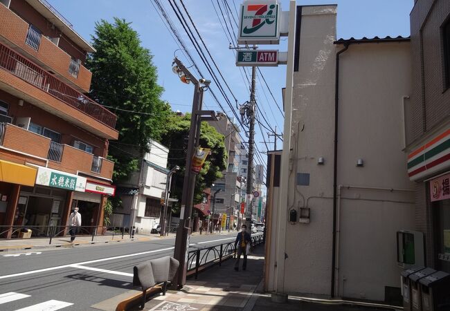 志村坂上の駅から西に延びる商店街です。