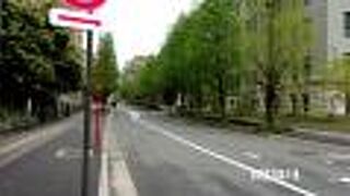 官庁街である霞が関の中にある坂の一つです。