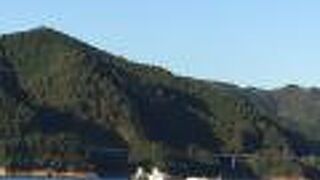 ダム湖を遊覧できる