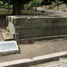 石碑があり詳細を記しています。