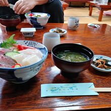 海鮮丼１６８０円なり。