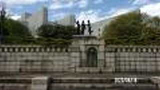 三宅坂小公園にある三人の女性の立像です。