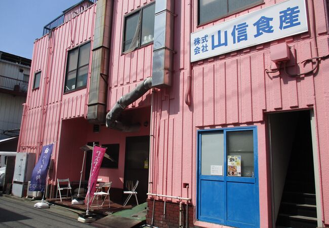 工場の建物のピンクの派手な色が目印
