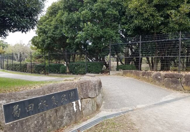 池の周囲が金網で囲われていてちょっとした動物園のよう