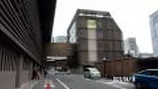 国立劇場の裏手にあります。