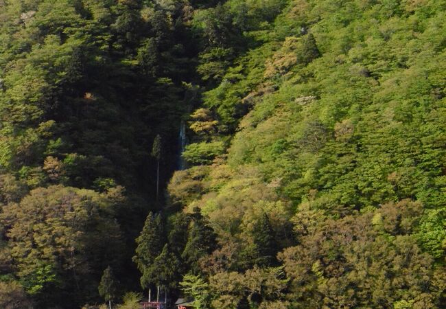 デイリーヤマザキの入ったドライブインの対岸に見える滝