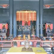 内部は香港や東南アジアの中国寺院でよく見かけるような雰囲気でした。