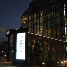 ハーバーランド側からは橋を渡って入ります