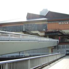 海沿いの大きな建物です