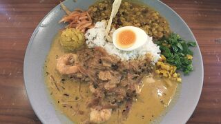 週替わりカレーの白身魚とエビのカレーを堪能