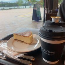 チーズケーキにコーヒー、美味しくいただきました