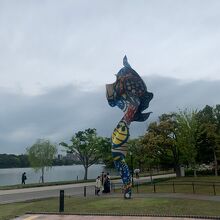 店内からの大濠公園方面の景色と福岡市美術館のオブジェありま