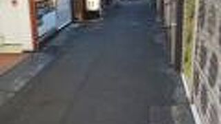 細い路地にたくさんのお店