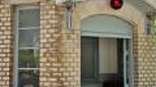 時代背景を映す重厚な造りの交番です