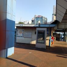 岡山駅東口前広場にあるバス案内所