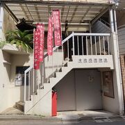 ビルの２階にある神社です