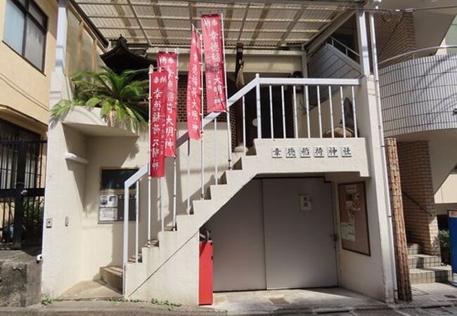 ビルの２階にある神社です