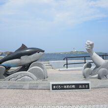 大間のマグロと漁師さんの力強さを表す太い腕のモニュメント