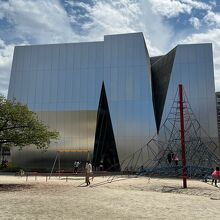 公園内にあるすみだ北斎美術館