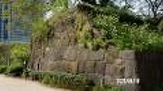 今は石垣がその存在を残しています。