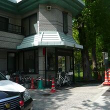 鮫ケ橋坂の中間には、警察の駐在所があります。警戒が厳重です。