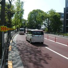 鮫ケ橋坂の西側は、信濃町駅に向かう安鎮坂となっています。