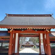 北鎮神社向かいにあります。