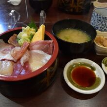 海鮮丼。小鉢、みそ汁もついてきた