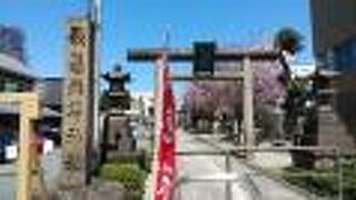 山形駅前の大通りに面した神社