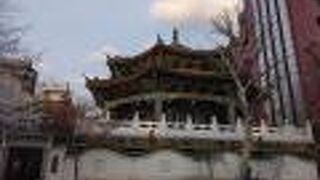 きらびやかな廟