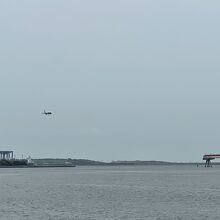 B滑走路に着陸する飛行機が見られます。