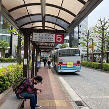 京浜島へは、JR大森駅東口のバス乗り場、5番へ