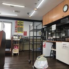 右に券売機があります。