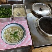 完全セルフ式の老舗うどん店