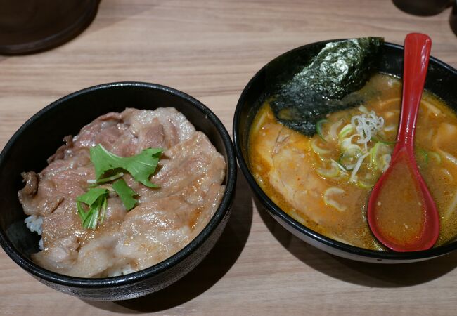 空港内で味噌ラーメン