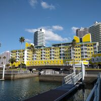 南欧風の明るいイメージとなる黄色と白色を基調にした外観