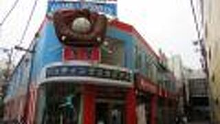 グローブとボール、バットが壁面に付いています