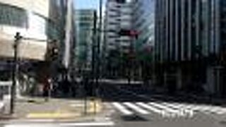 日テレ通りが麹町大通りに交差する坂です。