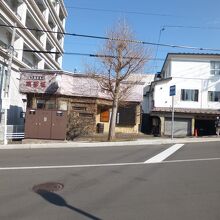 坂の途中の洋風居酒屋「南部坂」