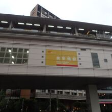 周辺はホテル等多いです