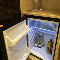 冷蔵庫、グラス、栓抜きあります