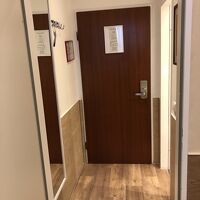 右手が水廻り。ホテルの廊下とベッドルームの間にドアがあります