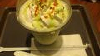 駅構内の大きなデリカフェ