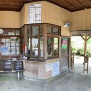 古い木造駅舎で、旧転車台もあります。