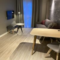 LDK。ダイニングテーブルにソファもあります。