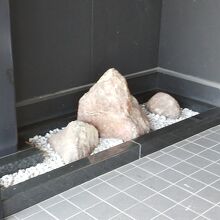 入口の岩が風情を醸し出しています。