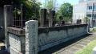 青山霊園で一番有名なお墓。自刃した乃木邸や乃木神社にも近い。