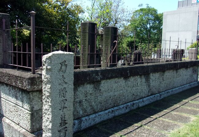 青山霊園で一番有名なお墓。自刃した乃木邸や乃木神社にも近い。