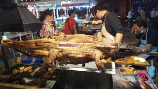 夜は、入口に立ち並ぶ夜店が楽しい♪