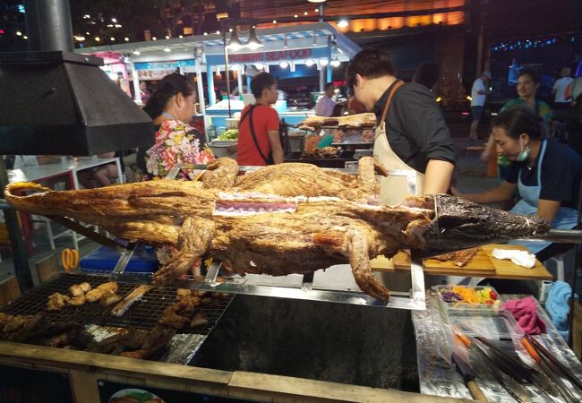 夜は、入口に立ち並ぶ夜店が楽しい♪